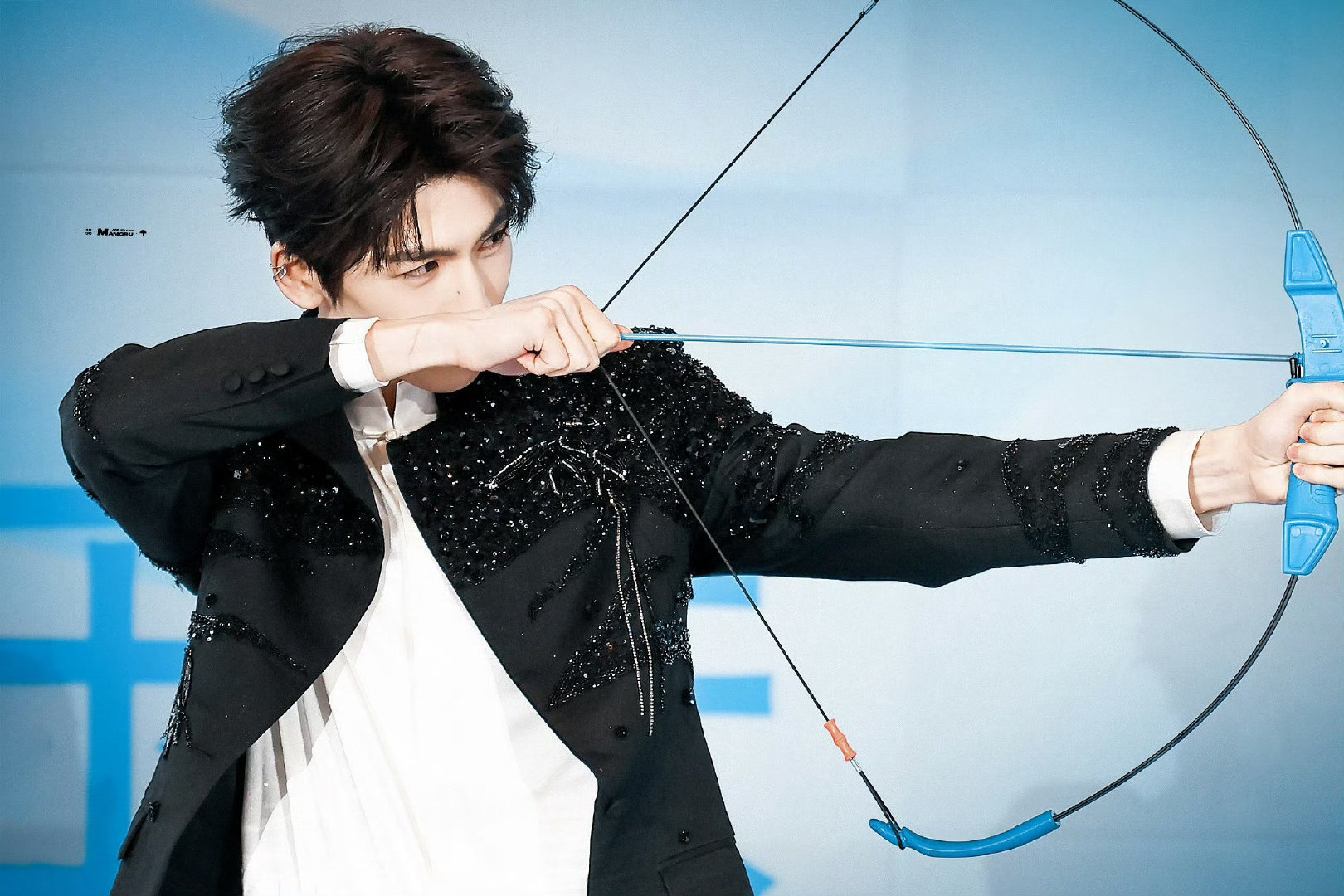 张凌赫人生镜头上新从推理综艺憨萌玩家到乱世权谋王者，舞台、剧集双开花🌼新镜