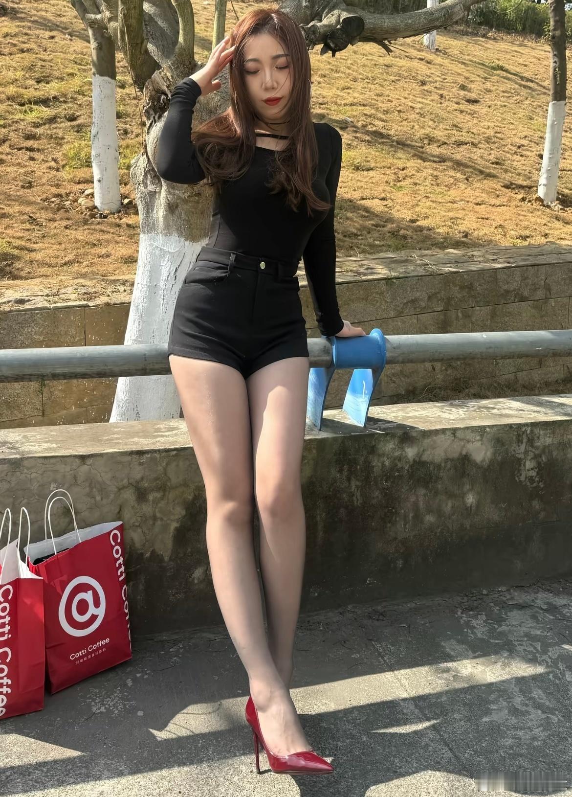 黑丝大长腿少妇