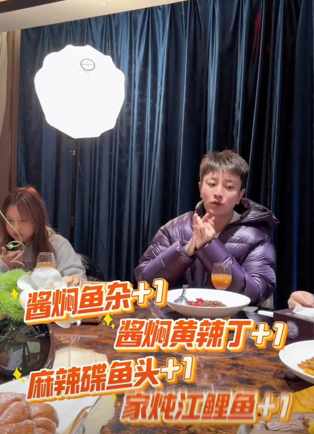 贾乃亮带甜馨回东北老家聚餐，这菜也太有排面了。满满两大桌直接摆满硬菜，各种大鱼