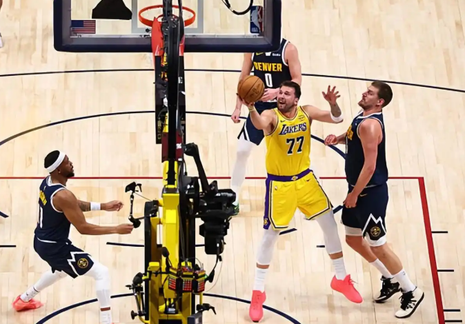 NBA常规赛湖人113：120掘金，太可惜了这输的，就差一口气啊！上半场掘金三