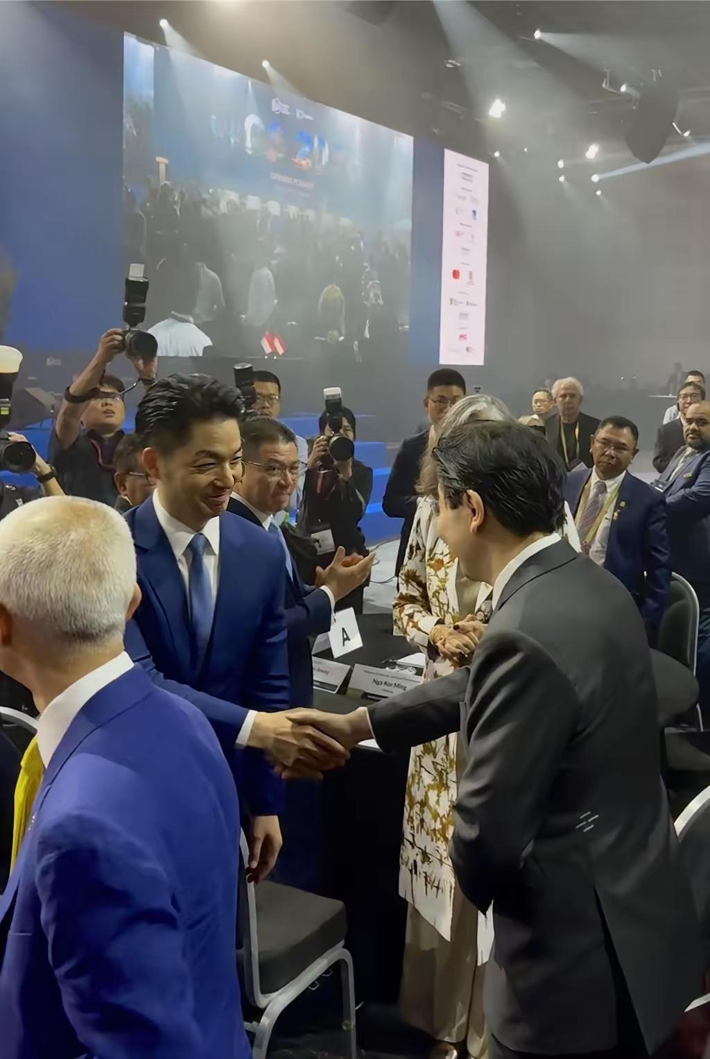 两位今天握了手！绿营玻璃心碎一地！蒋万安昨天晚上带队飞新加坡，今天早上就上了