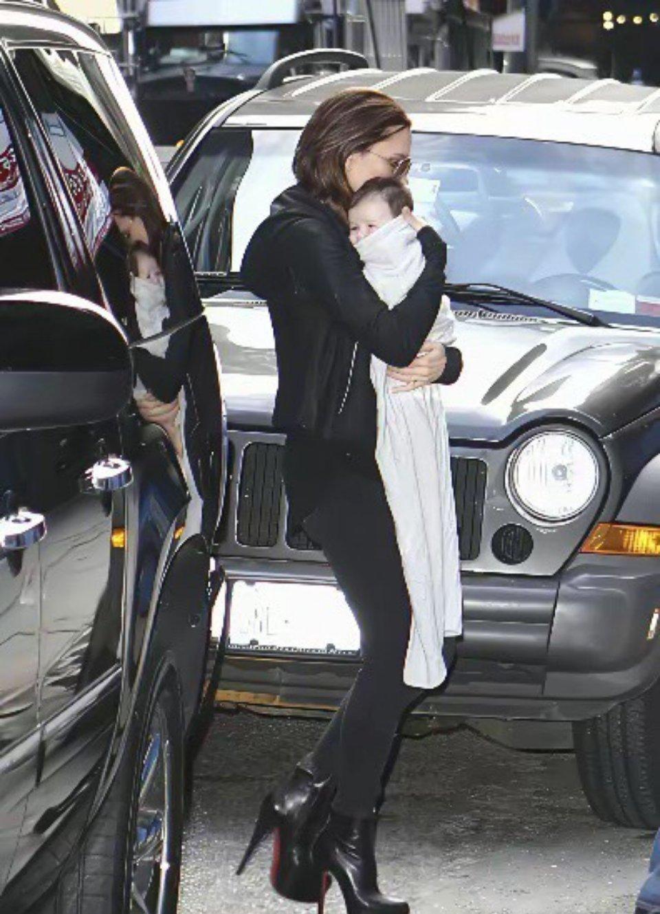 当年贝克汉姆老婆维多利亚脚踩恨天高抱孩子，被媒体骂惨了