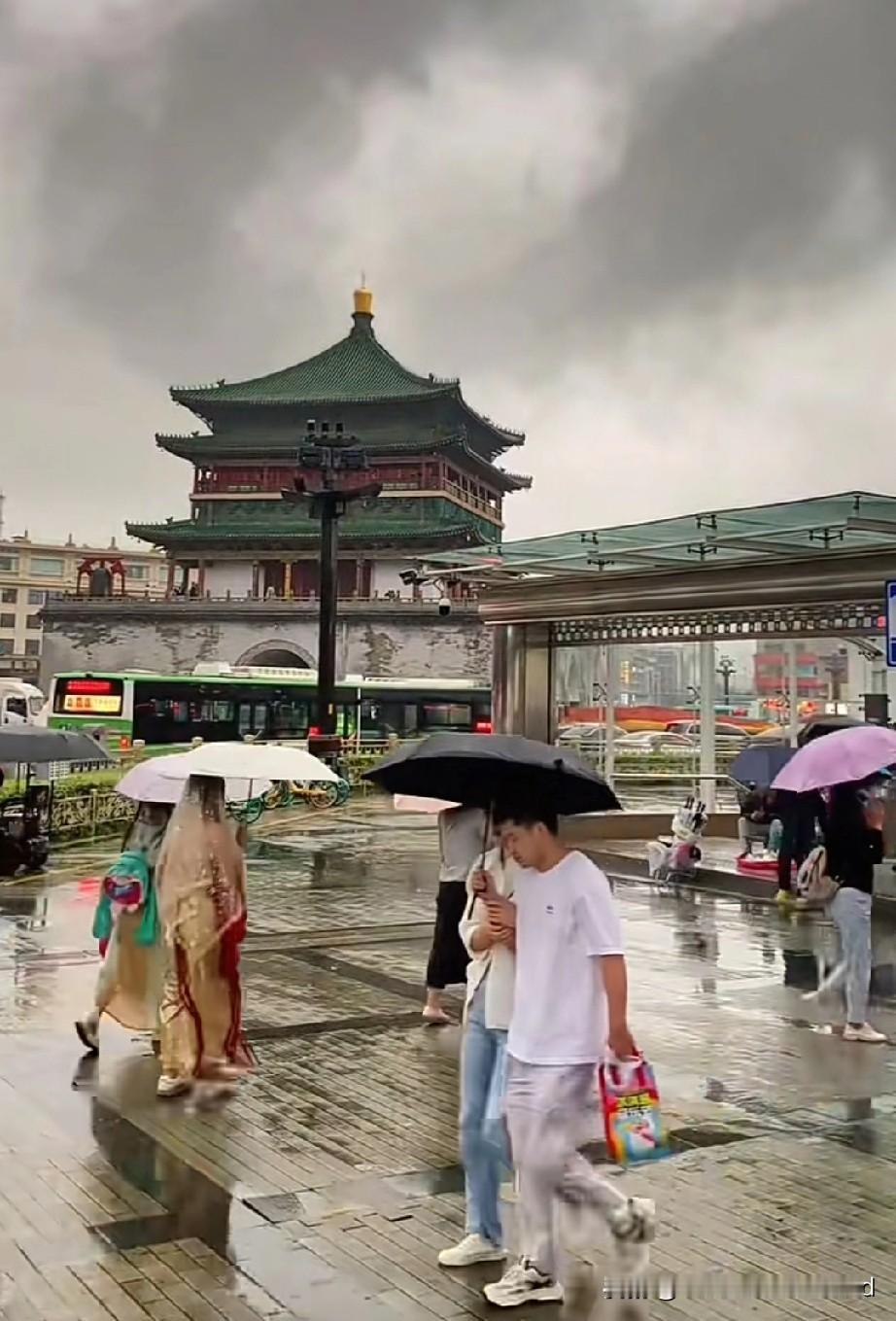 西安秋雨绵绵迎中秋。南方有梅雨，西安有秋雨绵绵。今年，西安的秋雨特别多，