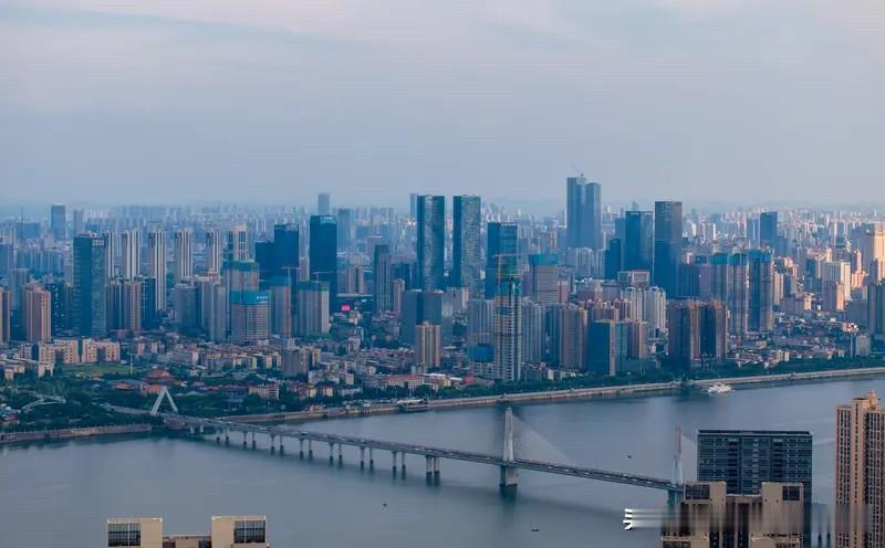 长沙楼市这两年为了争抢年轻人也是拼了。长沙楼市本来房价都不高，这两年还硬是又跌