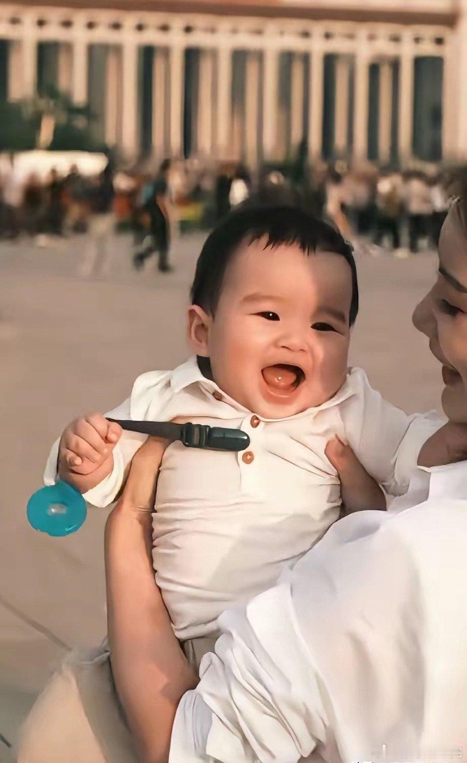 马筱梅带娃打卡天安门✨小汪宝迎来人生第一个国庆节！圆乎乎的小汪宝五官神似汪小菲，看到五星红旗满眼好奇