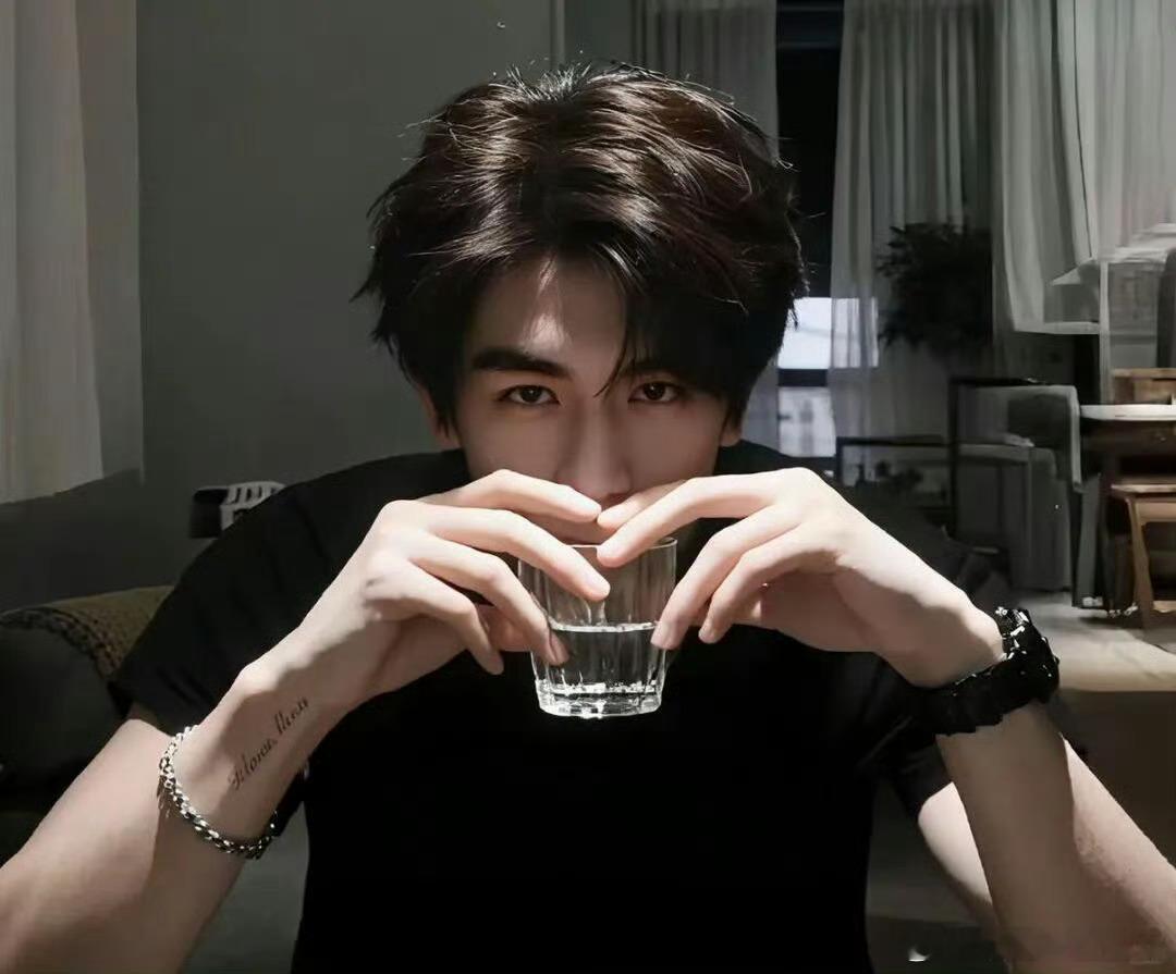 这真的是张凌赫粉丝的发言吗？竟然想让迪丽热巴和神仙姐姐做他的二番