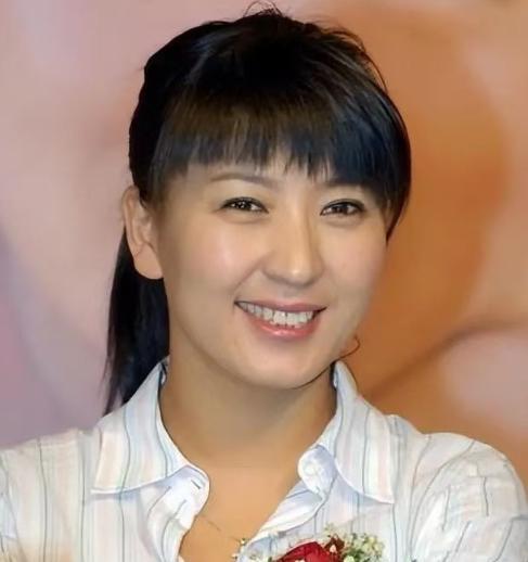 2016年，45岁的闫学晶发现自己意外怀孕，此时女儿林傲雪28岁，儿子林傲霏24