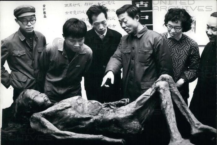 干尸，看墙上的文字判断图1应该是展览现场​​​