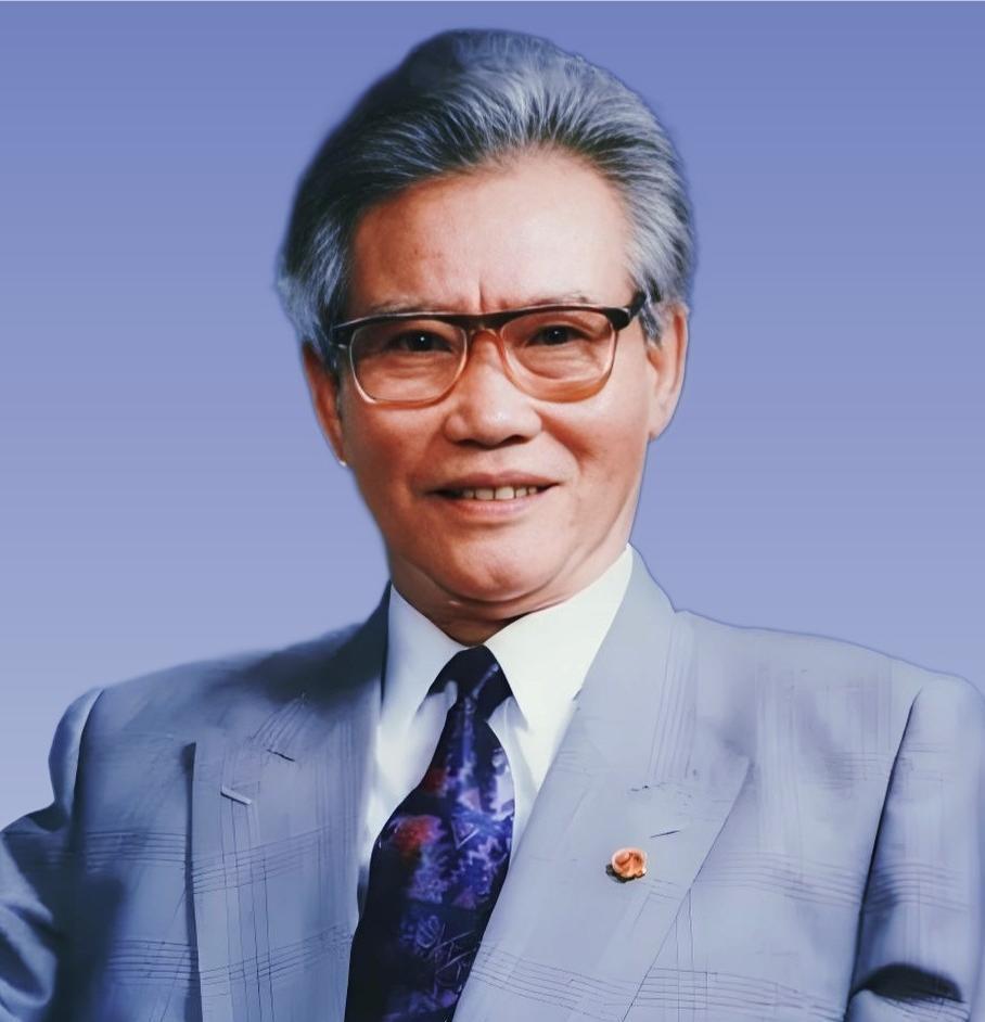 *他3岁丧母，4岁被通缉，8岁被关大狱，10岁沦为乞丐爬行十多公里，四十年后却两
