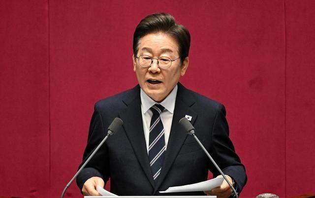 韩国总统李在明在接受日媒采访，被问到中日关系变紧张，韩国夹在中间怎么办。面对日本