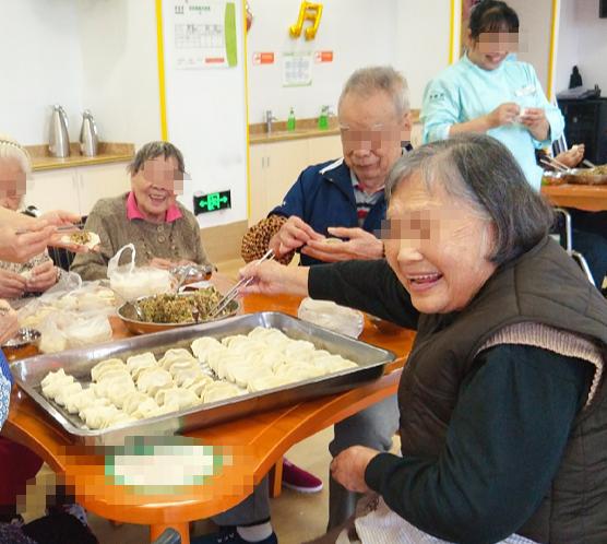 上海，90多岁每月退休金上万元，但还子女关系疏远，住在养老院。几年后，孙子准备接