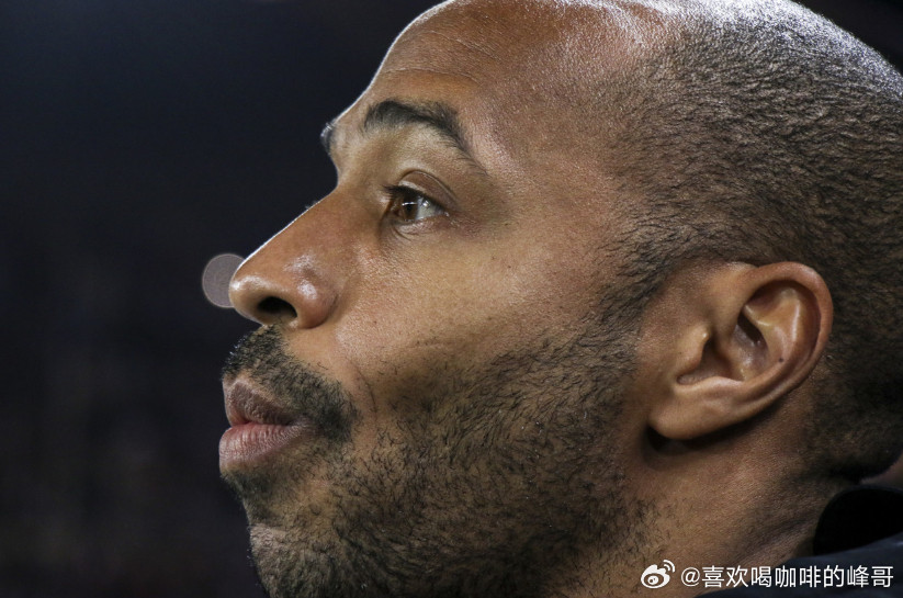 在接手采访时，阿森纳传奇射手亨利谈到了联赛杯决赛。比赛中，曼城中场谢尔基在球队领