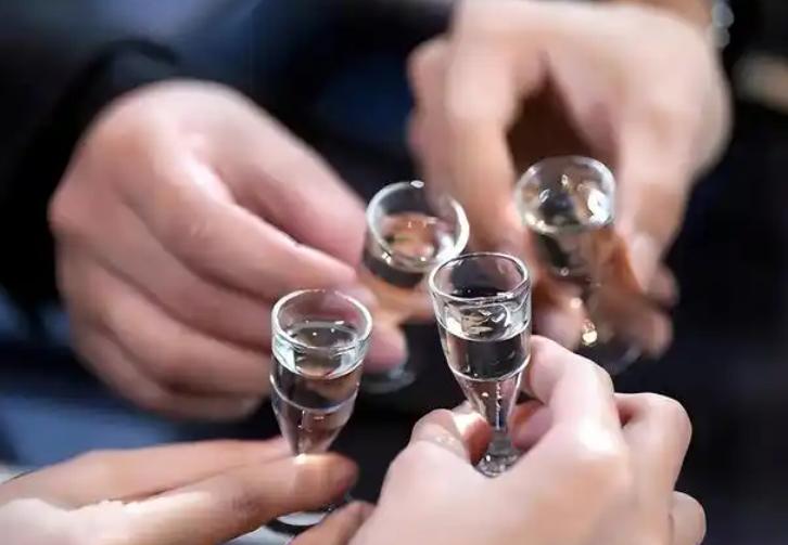 劝了，拦了，送回家了，人还是没了！58岁男子参加周岁宴，不听旁人劝阻，自己端起三