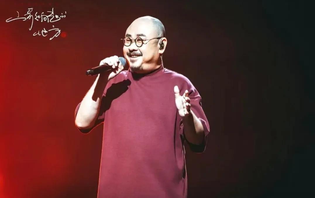 说真的，我都替刀郎感到尴尬。粉丝们坐着包机专列赶到乌鲁木齐，就为了看刀郎在家