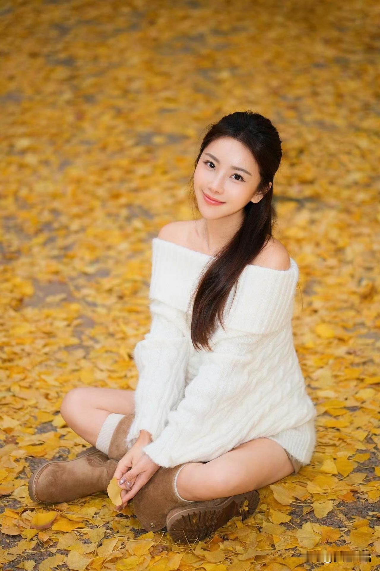 秋日暖阳下，少女与落叶共舞。