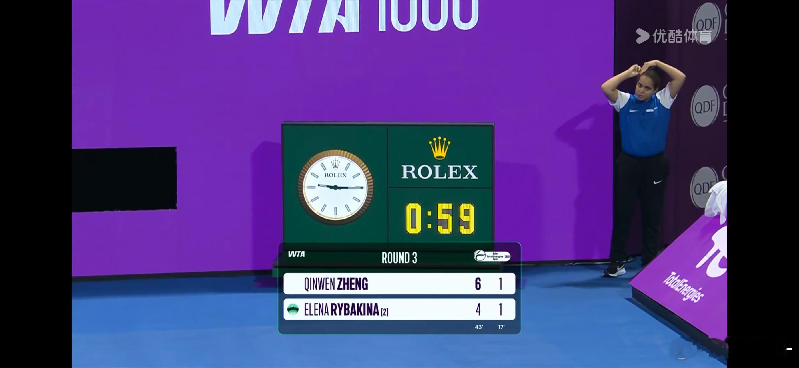 怎么觉得这次郑钦文回来像“修炼”了一样。看直播都觉得心更踏实了。郑钦文1比0莱巴