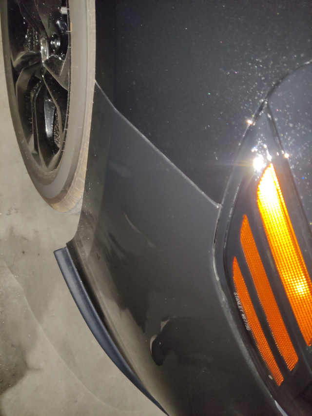 2025款雅阁亮晶黑的保险杠外壳和车身外壳其他地方，在夜间灯光照射下，色差这么大