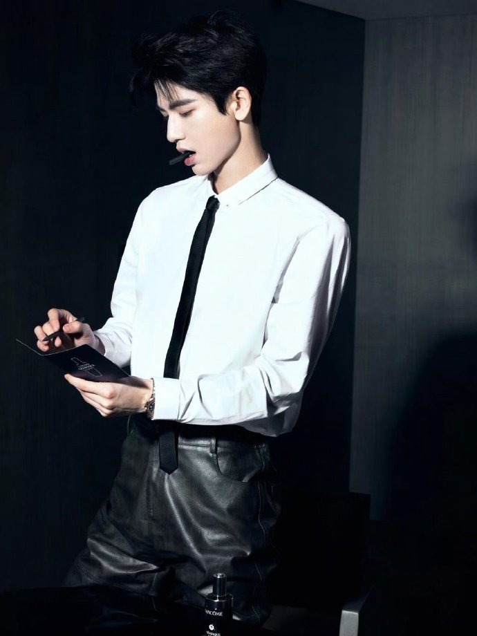 张凌赫你好星期六录制上班张凌赫阿贝贝相机你好星期六录制上班🈶，一身黑色保暖l