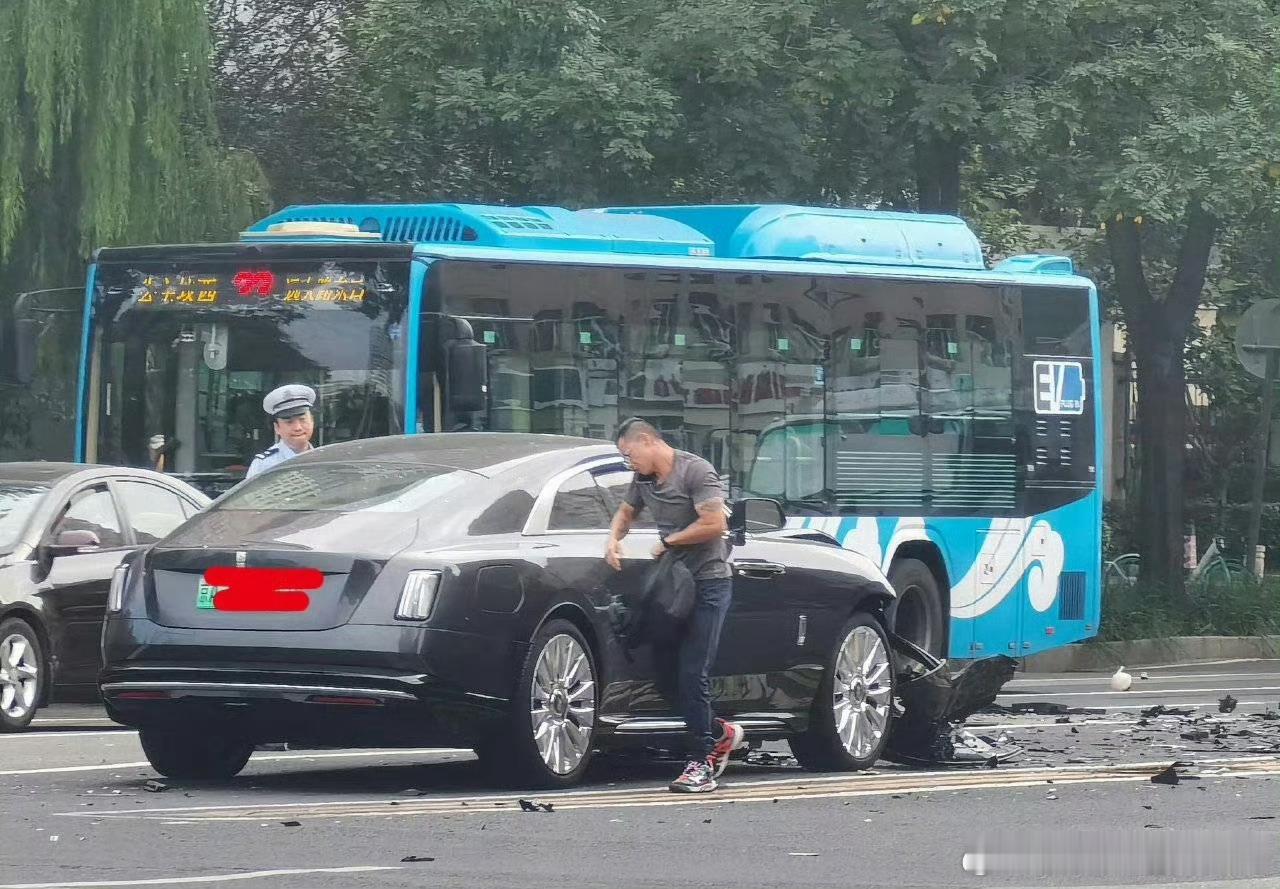 陈震劳斯莱斯发生车祸看这胳膊肌肉和纹身，好像确实是陈震本震啊[笑着哭]气囊全爆