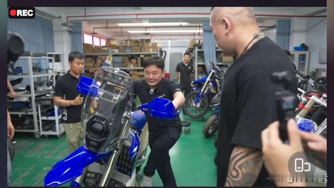 张雪兴致勃勃的给馆长演示他的二八大杠上车法，太随性可爱了！他们每次都要笑我，我