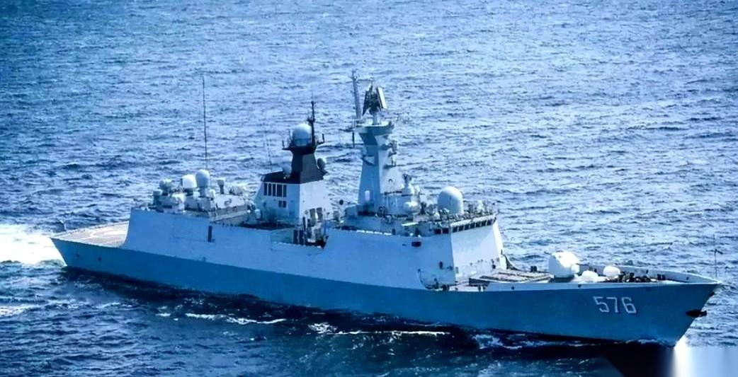 说说霍尔木兹海峡那次对峙。美军舰队拉开架势，直接放话：海峡封锁，一只苍蝇都别想