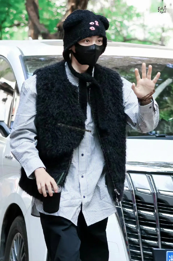 丁禹兮今日路透，这个小熊耳朵帽子可爱