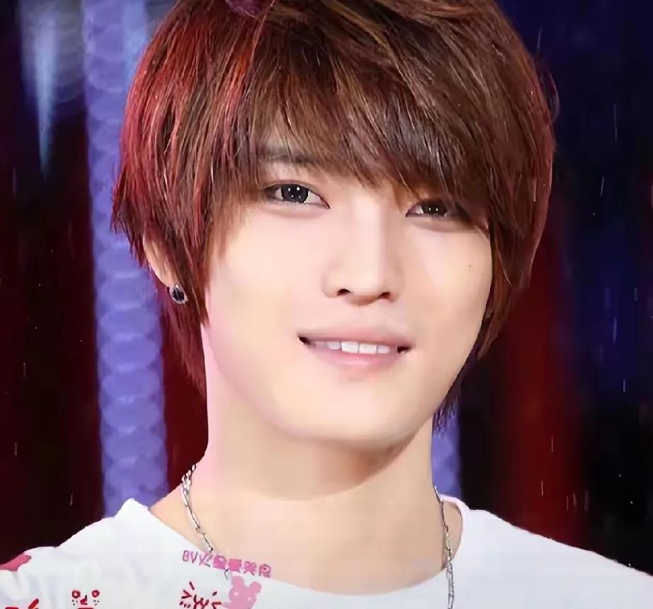 3岁被亲生父母抛弃，却幸运地被养父母一家收养，还有8个姐姐宠爱有加，金在中的人生