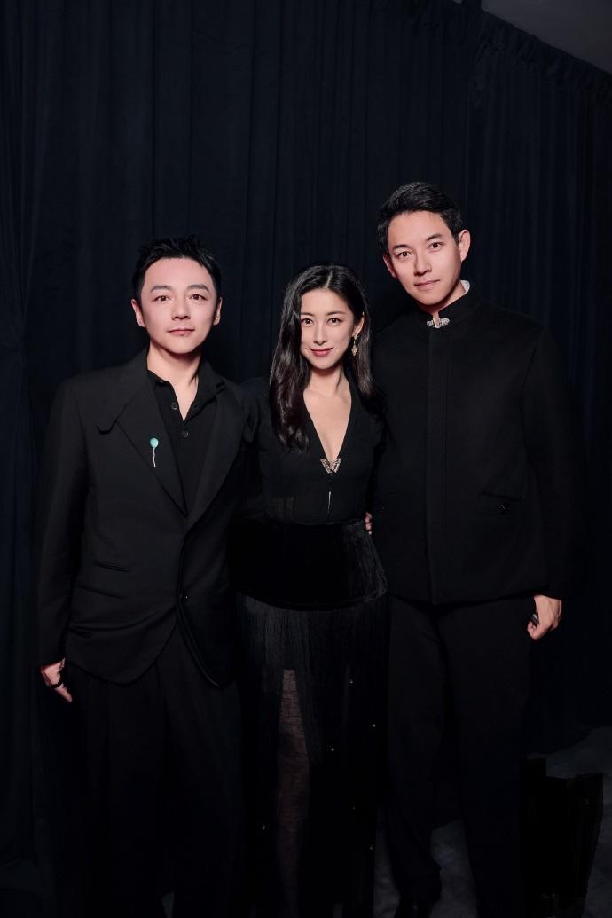 最近朱珠在出席时尚活动的时候搭配了一件黑色的裙子，看上去年轻又时尚，气质超好。