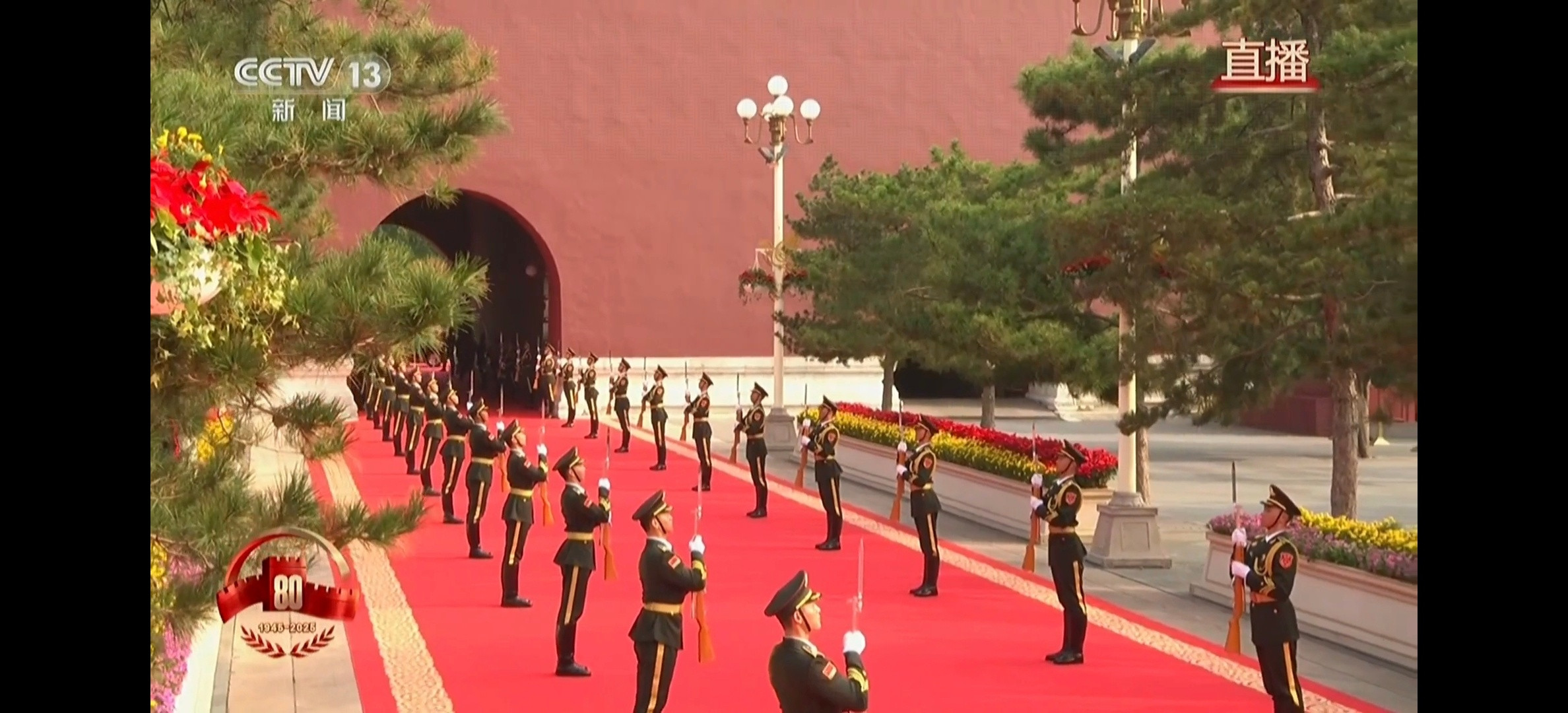 九三盛大阅兵先走红毯一会阅兵激动人心的时刻马上来了今天北京是最安全战斗力最强