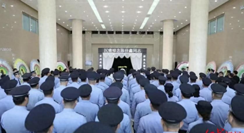 一命换一命！6月18日下午，包头市一栋高楼外，30岁的女副所长陈佳鑫从窗户跃向