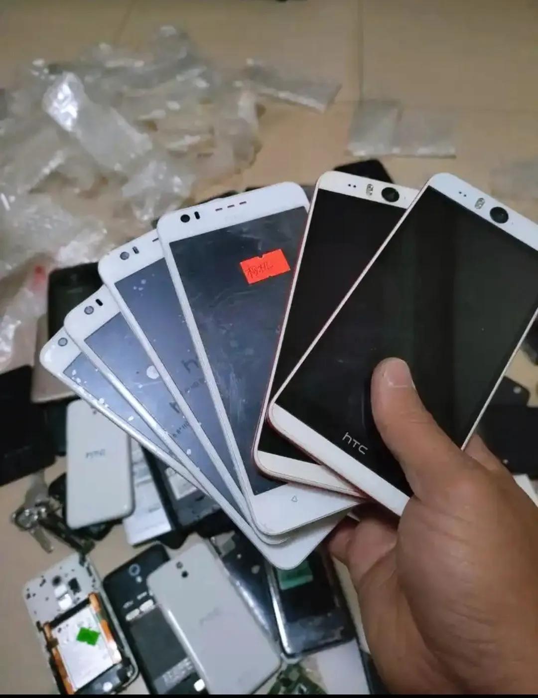 真给我气笑了，老妈像献宝一样掏出攒了好几年的12部旧手机，结