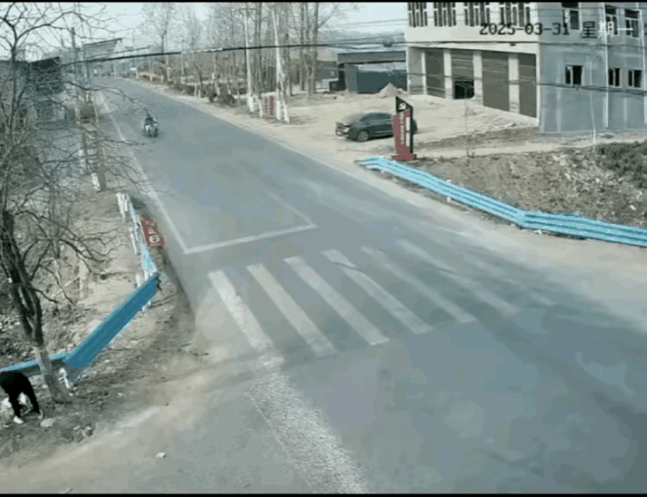 在危险道口发生大货车、面包客车和三轮车三方相撞的事故，想想都让人头大。要是没监控