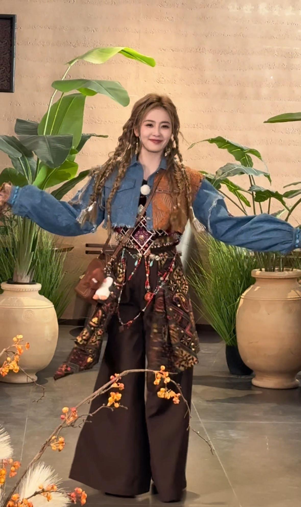 就在那一个点，氛围到了，看到祖国大好河山，没有人能忍得住。白鹿是懂得欣赏美又很感