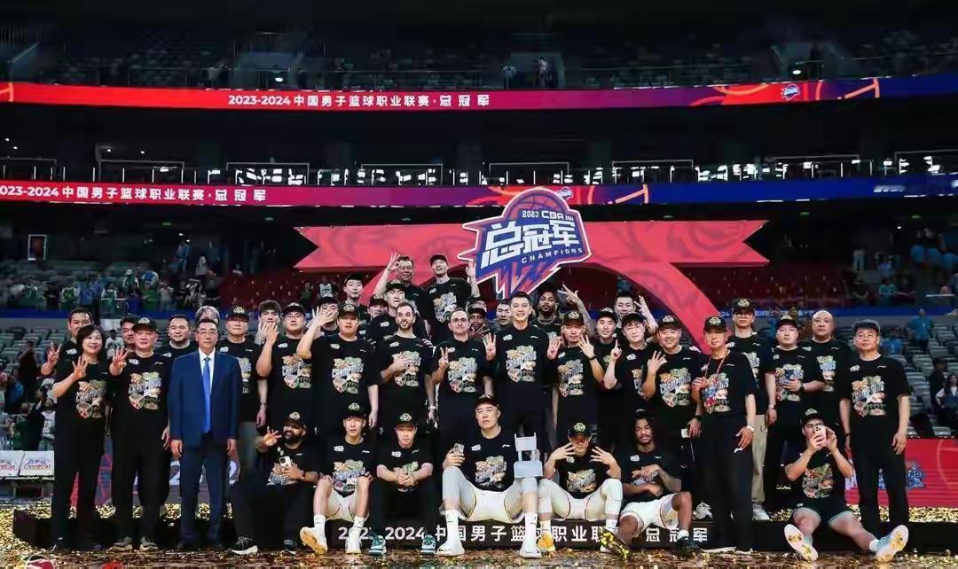 在整个CBA20支球队当中，近10年来最强的球队是哪一支？不是拥有历史辉煌的广东