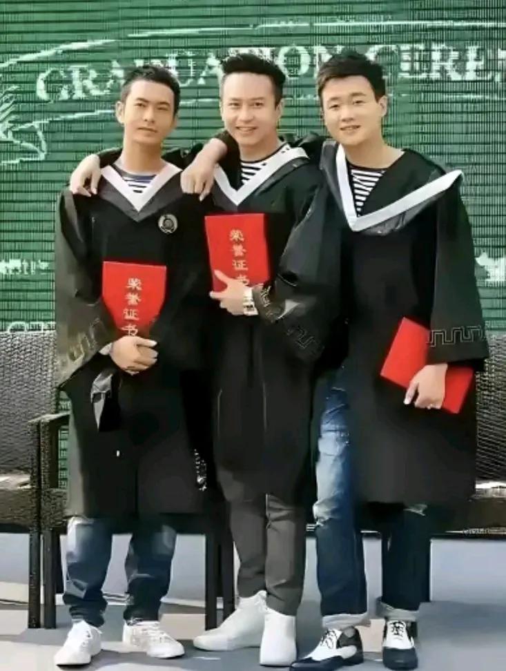 这张照片是黄晓明，邓超，佟大为拍电影《中国合伙人》时的合照，那时的他们都很年轻，