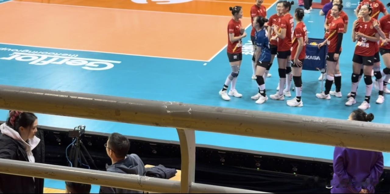 张常宁探班江苏女排！今天下午在常州体育馆，江苏女排的主场，宝宝张常宁穿着黑色长款