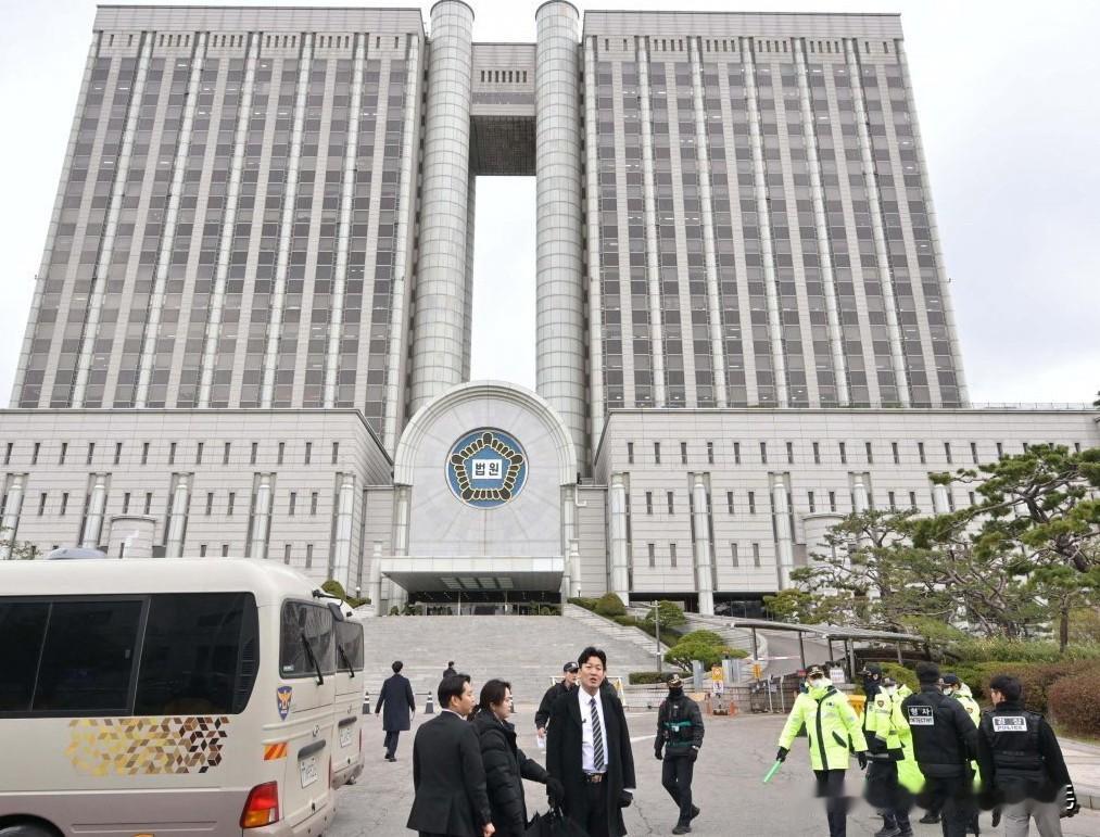 16日，韩国前总统尹锡悦在被拘押6天后向法院提起申诉，针对其被拘押的合法性问题，