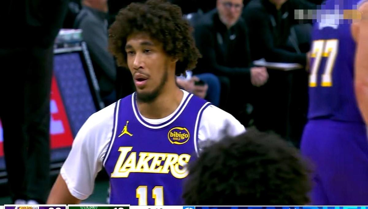 海斯最近真是火了，攻防两端都让人眼前一亮。他在比赛中的表现特别高效，出场短短