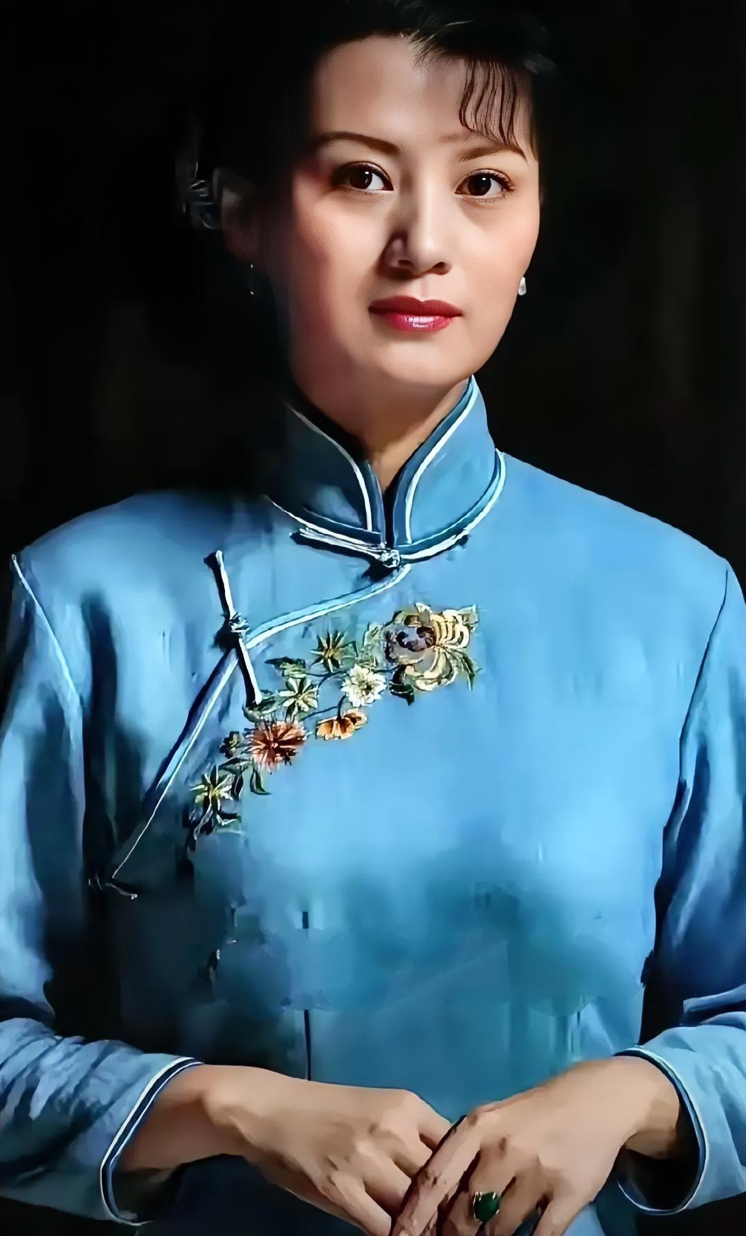 让人想不通的是，李幼斌跟英俊不搭边，同帅也扯不上，但他就是娶到了如此漂亮的史兰芽