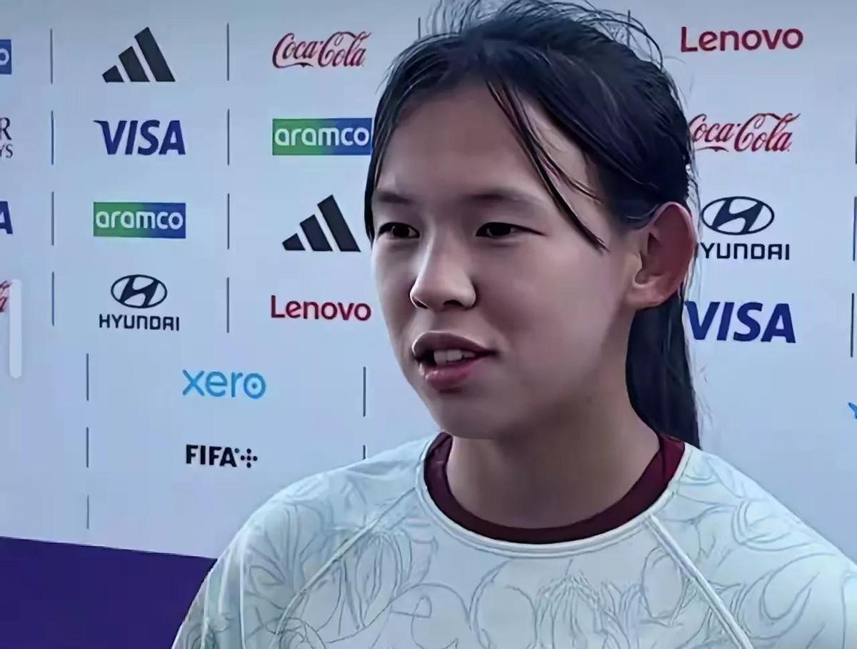 中国U17女足在世界杯淘汰赛首次破门,主教练许琦的神色略有紧张,但又像在憋着笑,
