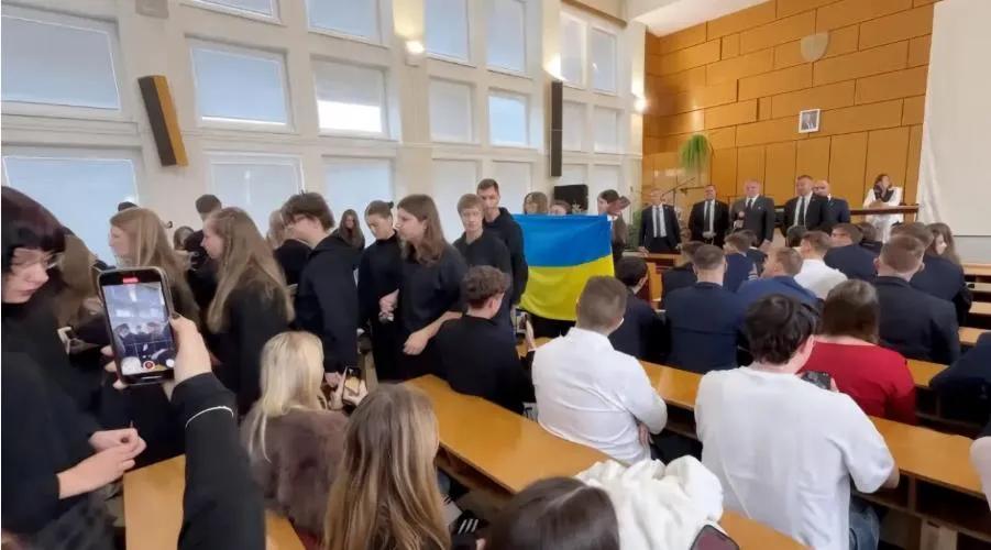 斯洛伐克总理罗伯特·菲佐真是个猛人。日前，菲佐到波普拉德与中小学生和大学生会面。