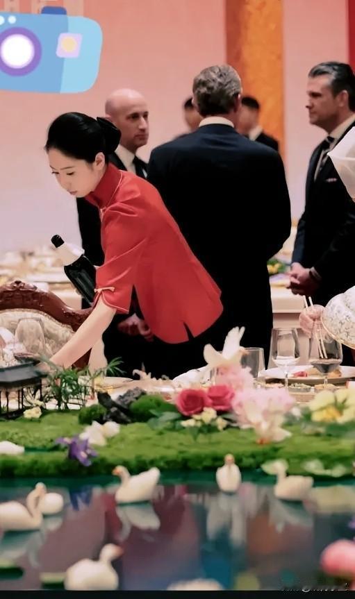 特朗普那个“汉堡胃”，在人民大会堂那顿国宴面前，估计是真的被震住了。餐盘里