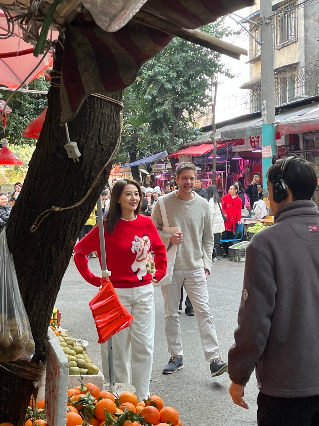 网友成都玉林偶遇高圆圆，没有这张脸的话，这个穿搭简直是灾难