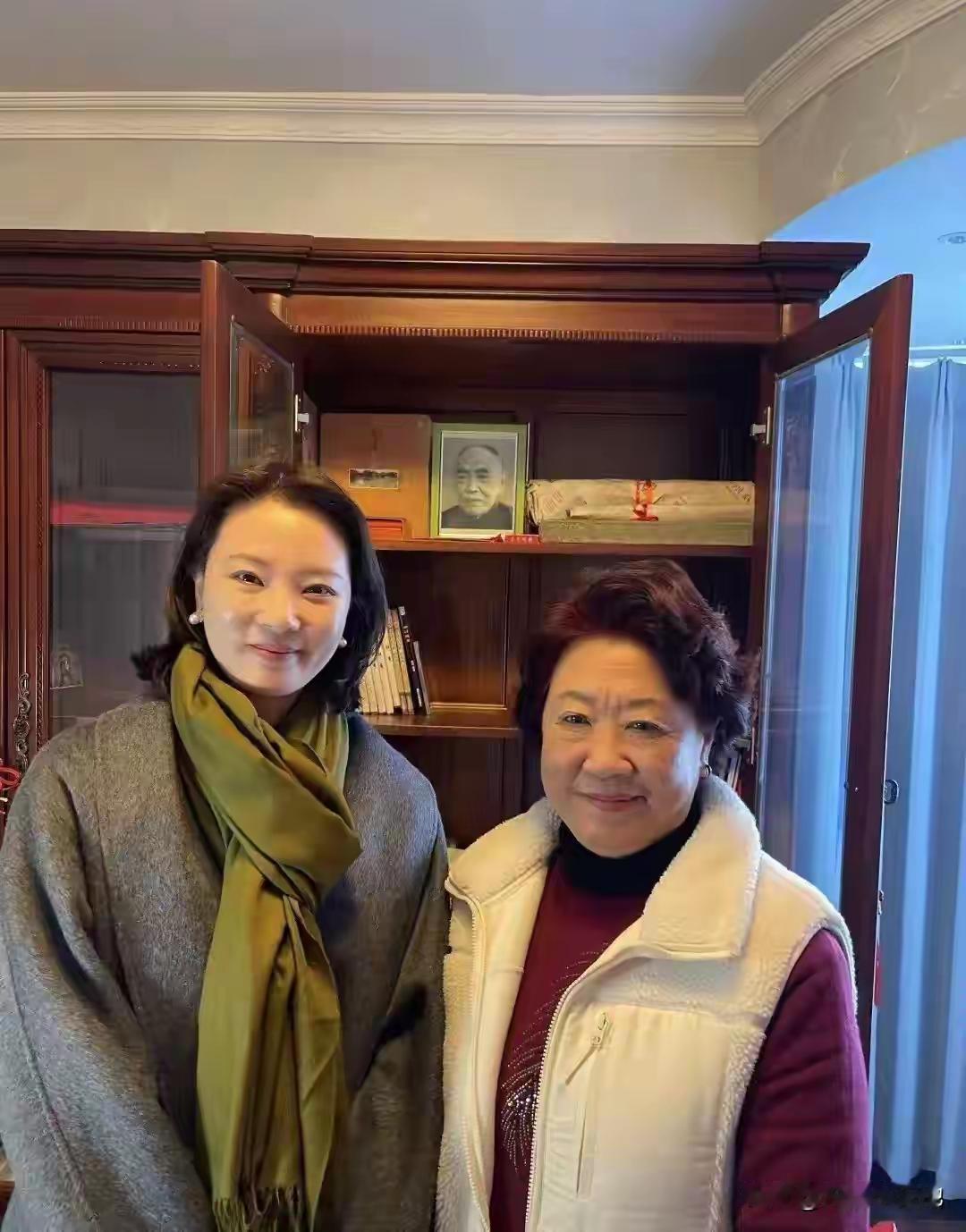 刘芳菲登门道歉，庞阿姨接受道歉近日，前央视主持人刘芳菲在《文明之旅》节目中对“