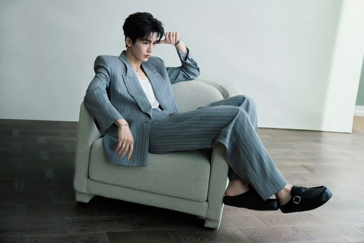 张凌赫✖️百丽👞👟📷身着StellaMcCartney26春夏西服套装