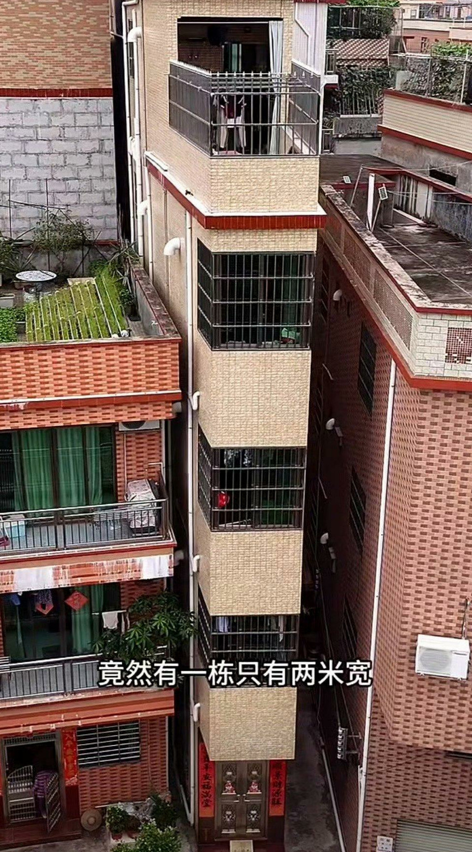 一个敢想，一个敢建，这能放的下一张床吗？