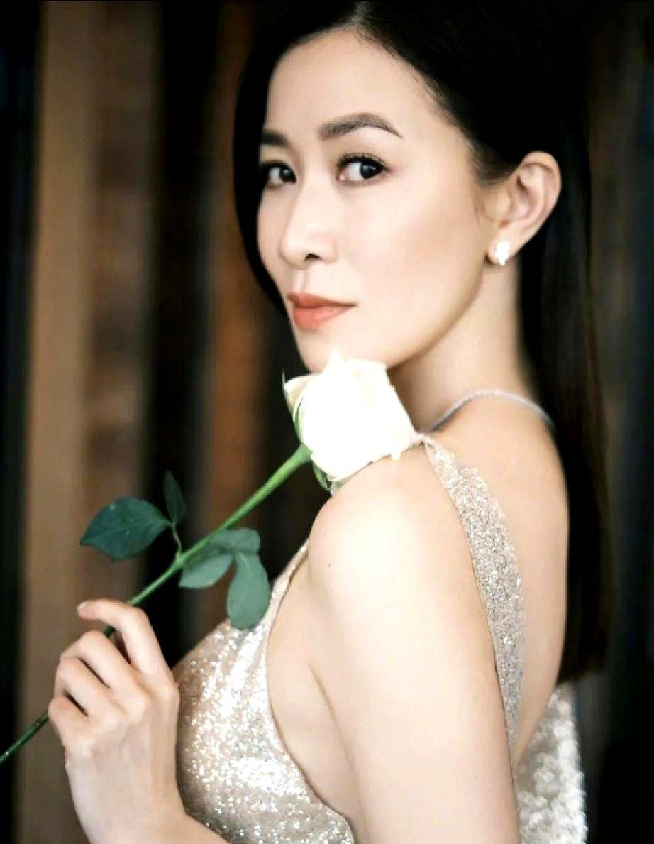 许绍雄和佘诗曼，没血缘，胜似亲父女。二十年，一个碗筷留着，一个奖杯念着。戏里