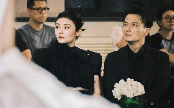 徐冬冬和尹子维的婚纱照曝光，看着像大嫂和保镖[笑着哭]。徐冬冬穿婚纱的样子真的美不