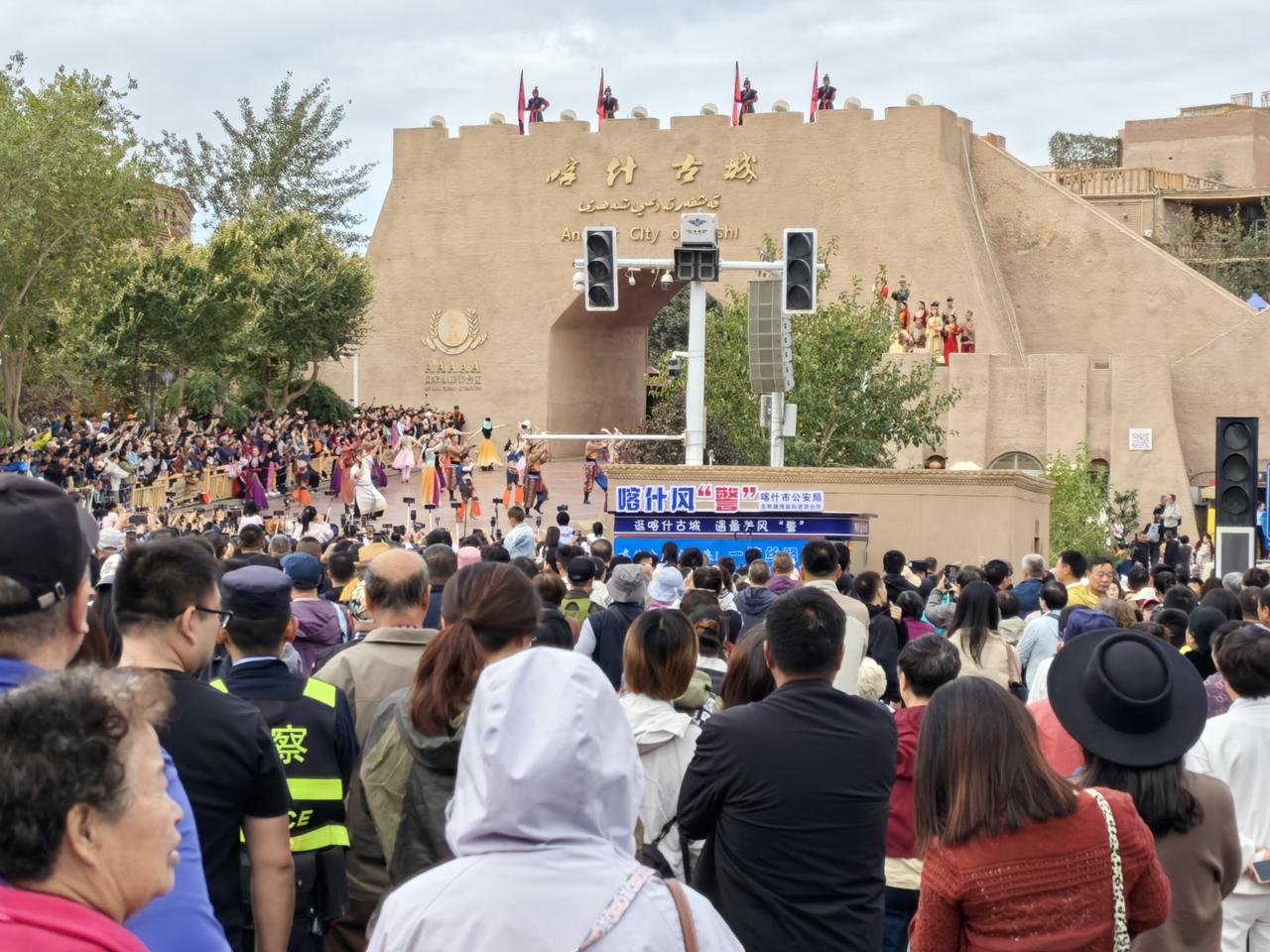听喀什的亲家说，“不到喀什不算到新疆，不到古城不算到喀什”。今天主要逛逛喀什古城
