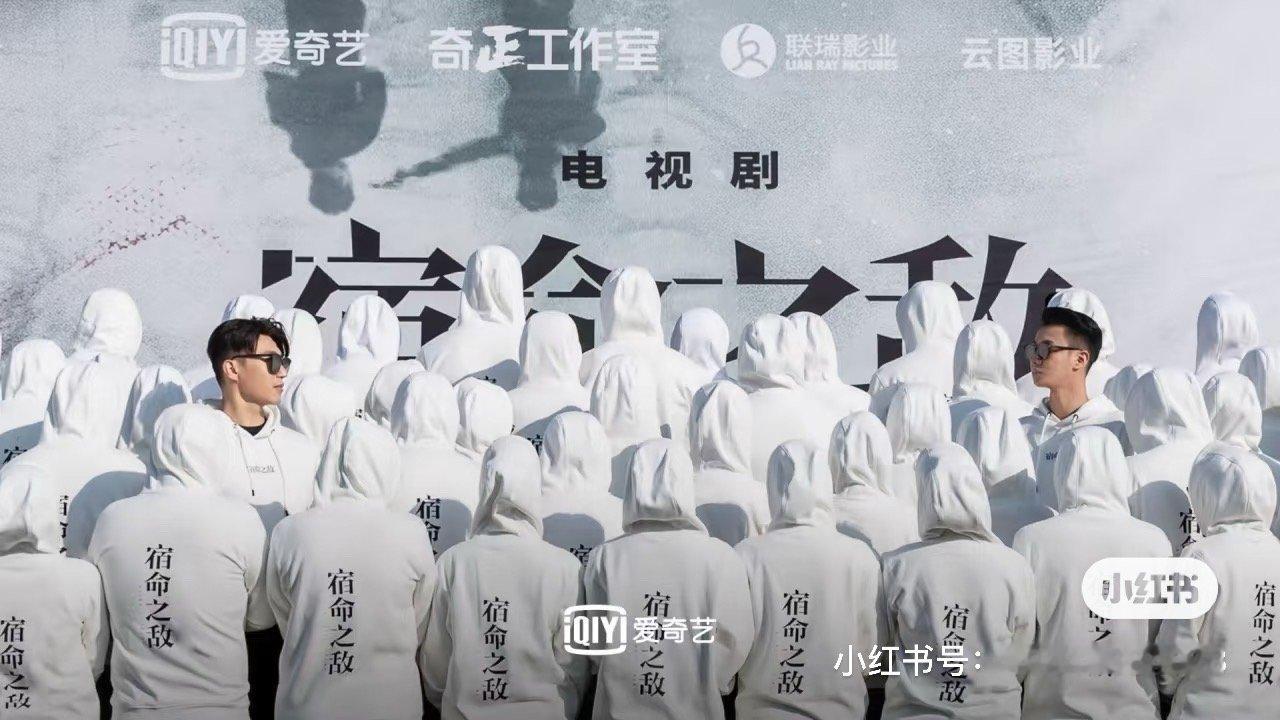 王宝强导演新片《狠家伙》这个背影开机照，让我想起来多年前拍的一个开机，异曲同工